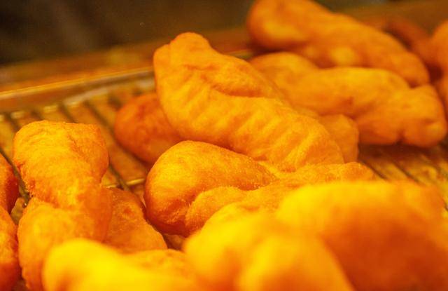 시나몬과 설탕을 발라주는 광장시장의 찹쌀꽈배기. 서울관광재단 제공