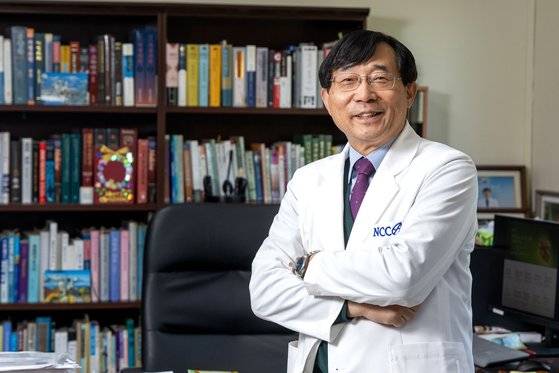 서홍관 국립암센터 원장이 16일 국립암센터에서 중앙일보와 인터뷰를 하고 있다. 장진영 기자