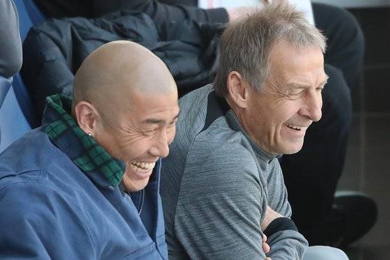 위르겐 클린스만 한국 축구대표팀 신임 감독(오른쪽)이 차두리 기술고문과 함께 19일 K리그 경기를 지켜보고 있다. [뉴스1]