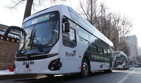 올해 10월이면 합정~동대문 구간을 다니는 심야 자율주행버스를 일반 시민이 이용할 수 있을 것으로 보인다. 사진은 현재 청와대 주변 2.6㎞를 오가는 자율주행 버스 자료사진. 연합뉴스