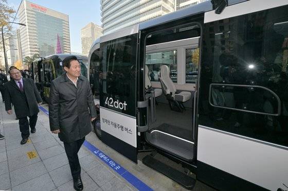 오세훈 서울시장이 지난해 11월 서울 중구 청계광장에서 열린 청계천 자율주행 전용버스 운행 선포식에서 버스에 탑승하고 있다. 뉴스1