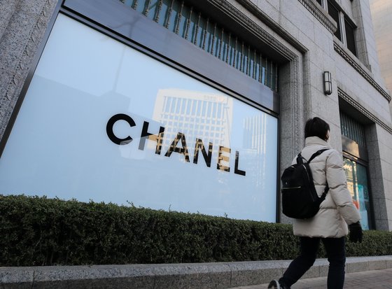 지난 3일 한 시민이 서울 도심 백화점에 설치된 샤넬 광고판을 지나고 있다. 명품 브랜드 샤넬은 주요 핸드백 가격을 최대 6% 인상하는 등 올해 첫 가격 인상에 나섰다. 뉴스1