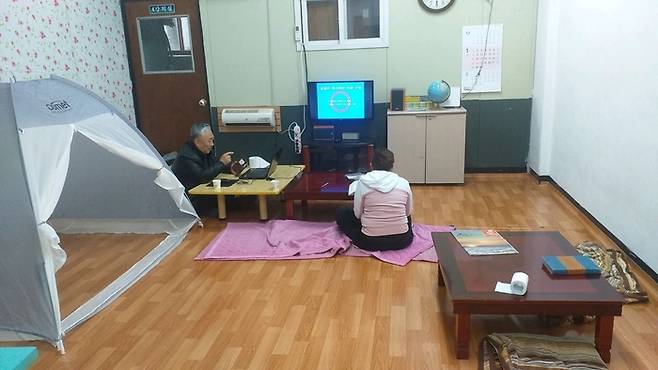 코피노 어머니인 고줌 단디아 레인과 안데민핵키로고줌군은 현재 충북 청주의 필라델피아교회 유아실에서 거주하고 있다. 단디아가 지난 1월 18일 류인선 목사님으로부터 성경 공부를 하고 있다. 정진남 드림컴트루 대표 제공