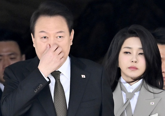 President Yoon Suk-yeol and first lady Kim Keon-hee head toward Code One after arriving at Seoul Air Base in Seongnam, Gyeonggi on March 16 to depart on a two-day trip to Japan. March 16, 2023. Office of the President press photographers