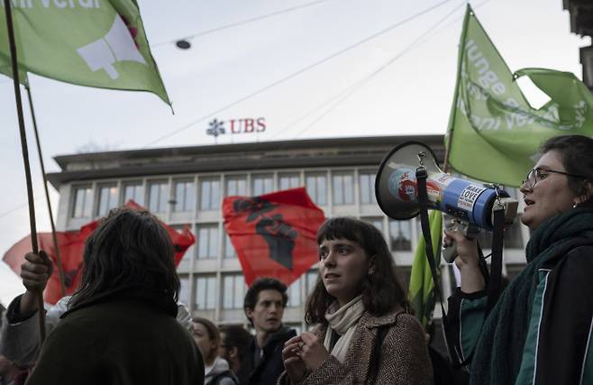 부실, 위기, 인수…금융권에 성난 스위스 시민들 스위스 시민들이 20일(현지시간) 취리히에서 전날 최대 은행 UBS가 파산 위기에 빠진 투자은행 크레디트스위스(CS)를 인수하기로 한 데 항의하는 시위를 벌이고 있다. EPA연합뉴스