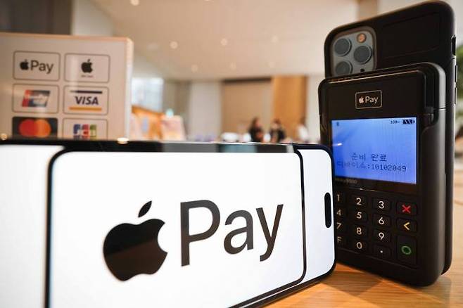 애플의 근거리무선통신(NFC) 결제 서비스 '애플페이' 국내 서비스가 시작된 21일 오전 서울 중구 명동 애플스토어에 애플페이 결제를 알리는 안내문이 세워져 있다.
