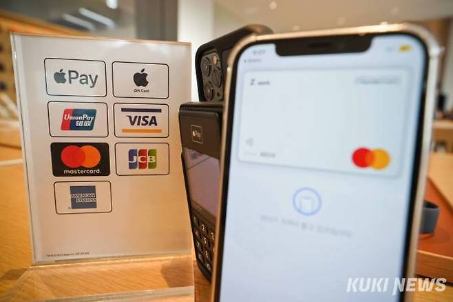 애플의 근거리무선통신(NFC) 결제 서비스 '애플페이' 국내 서비스가 시작된 21일 오전 서울 중구 명동 애플스토어에 애플페이 결제를 알리는 안내문이 세워져 있다.