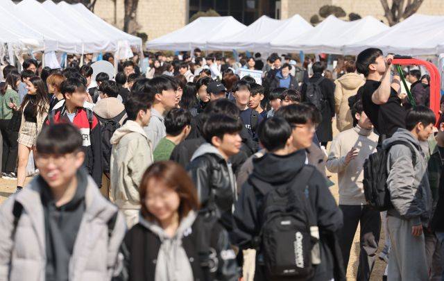 사진은 기사 내용과 무관함을 알립니다. 서울의 한 대학교에서 학생들이 동아리 홍보 부스를 돌아보고 있다. 연합뉴스