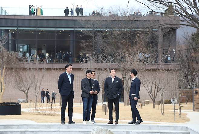지난 8일 스타벅스 더북한산점을 방문한 정용진 신세계그룹 부회장. [사진 출처 = 신세계그룹]
