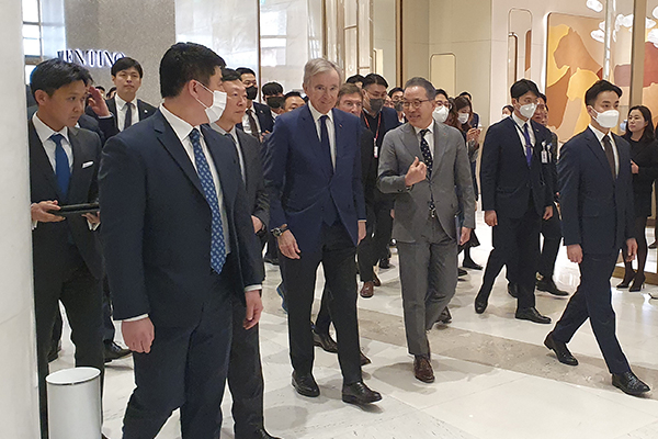Bernard Arnault, founder and chairman of the LVMH, first row, third from the left, at the AVENUEL on Mar. 20. [Photo by Yonhap]