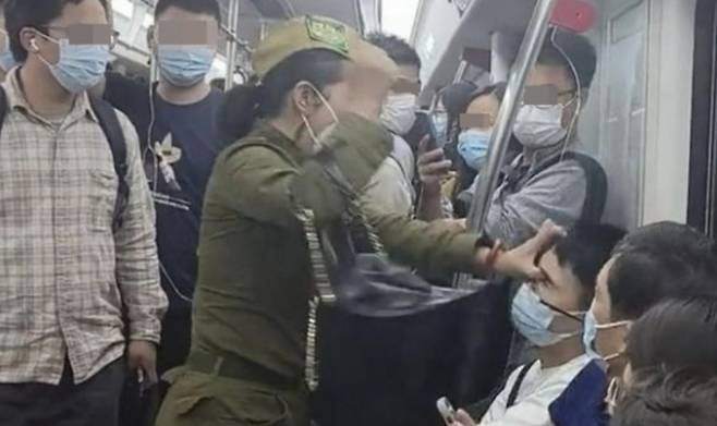 중국에서 군복을 입은 한 여성이 지하철에서 자리를 양보하지 않았다는 한 남성을 폭행하는 일이 벌어졌다. [사진 = 웨이보 갈무리]