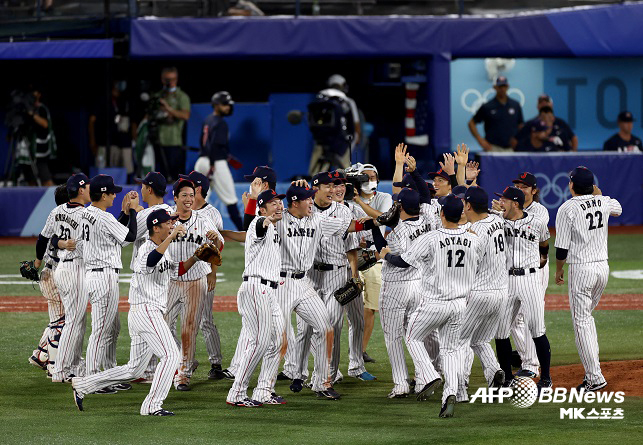 일본 선수들이 경기서 승리한 뒤 기뻐하고 있다.       사진=AFPBBNEWS=NEWS1