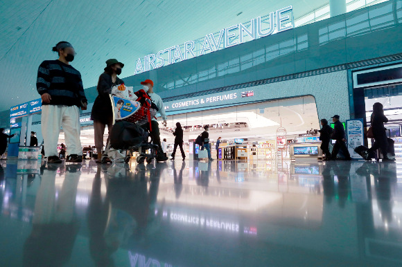 인천국제공항 면세점 복수사업자 선정 결과가 나오면서 면세점 순위 변동 가능성이 제기된다. 사진은 인천국제공항 제2여객터미널 면세점. /사진=뉴시스