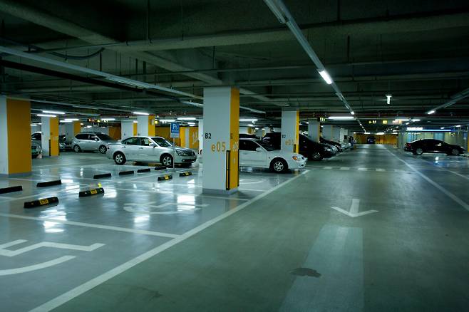 정부가 지하주차장 진출입로에 완충지대를 설치하도록 개선할 계획이다. /사진=이미지투데이