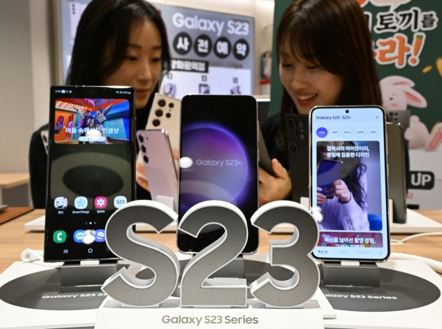 삼성전자 스마트폰 ‘갤럭시 S23’ 사전예약 첫날 서울 종로구 KT플라자 광화문역점에서 직원들이 ‘갤럭시 S23’ 제품을 선보이고 있다. 임세준 기자