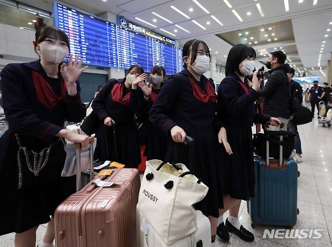 [인천공항=뉴시스] 공항사진기자단 = 일본 구마모토현 루테루 학원 고등학교 학생들이 21일 오후 인천국제공항을 통해 입국하며 손을 흔들고 있다. 4박5일 일정으로 한국을 찾은 일본 청소년들은 자매학교인 전주 신흥고등학교 학생들을 만나 수업을 참관한 뒤 한복을 입고 한옥마을을 둘러볼 예정이다. 2023.03.21. photo@newsis.com