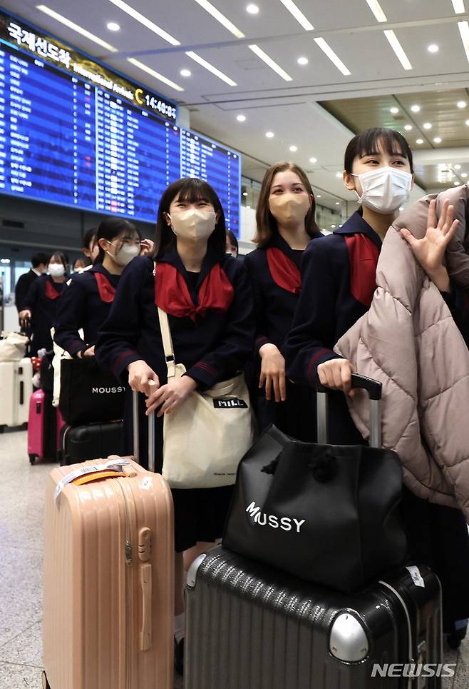 [인천공항=뉴시스] 공항사진기자단 = 일본 구마모토현 루테루 학원 고등학교 학생들이 21일 오후 인천국제공항을 통해 입국하며 손을 흔들고 있다. 4박5일 일정으로 한국을 찾은 일본 청소년들은 자매학교인 전주 신흥고등학교 학생들을 만나 수업을 참관한 뒤 한복을 입고 한옥마을을 둘러볼 예정이다. 2023.03.21. photo@newsis.com