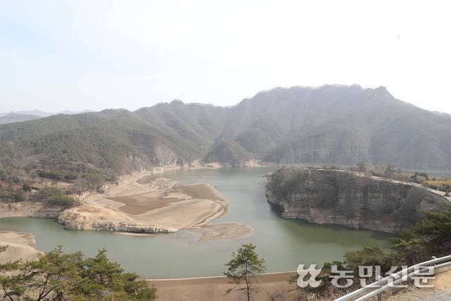 전남·광주광역시 시민들의 주 식수원인 화순군 동복댐 상류의 ‘화순적벽’ 일대가 3월15일 현재 가뭄에 바닥을 드러내고 있다. 농민신문DB