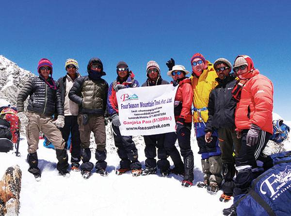 간자 라 정상에서 포터들과 함께. 칼날 같은 고개라 정상이 몹시 좁았다.