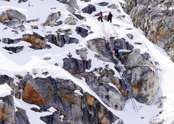 내려가는 유일한 방법은 알루미늄 사다리였다. 2개의 사다리가 가는 철사로만 연결되어 내내 불안했다