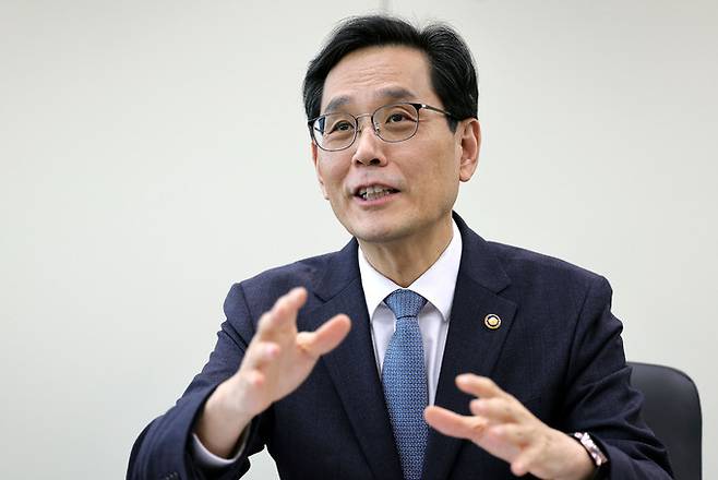 한훈 통계청장이 지난 17일 서울 논현동 통계청 나라셈집무실에서 가진 세계일보와의 인터뷰에서 저출산 지표체계 구축, 포괄적 연금통계 개발 등 통계청이 추진 중인 정책에 대해 설명하고 있다.&nbsp; 이재문 기자