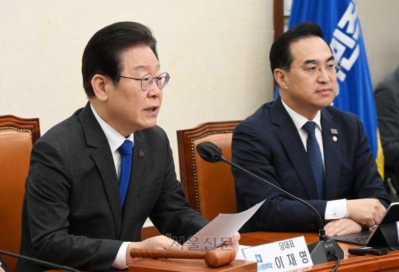 이재명(왼쪽) 더불어민주당 대표가 20일 서울 여의도 국회에서 열린 최고위원회의에 참석해 한일 정상회담을 비판하고 있다. 오장환 기자