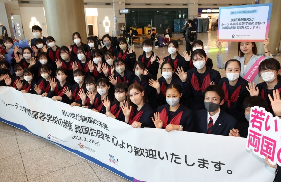 21일 인천공항 입국장에서 한국으로 수학여행 온 일본 구마모토현 루테루학원 고등학교 학생들이 문화체육관광부 2030청년자문단 ‘드리머스’의 환영행사를 받으며 기념촬영을 하고 있다.2023. 3. 21 도준석 기자