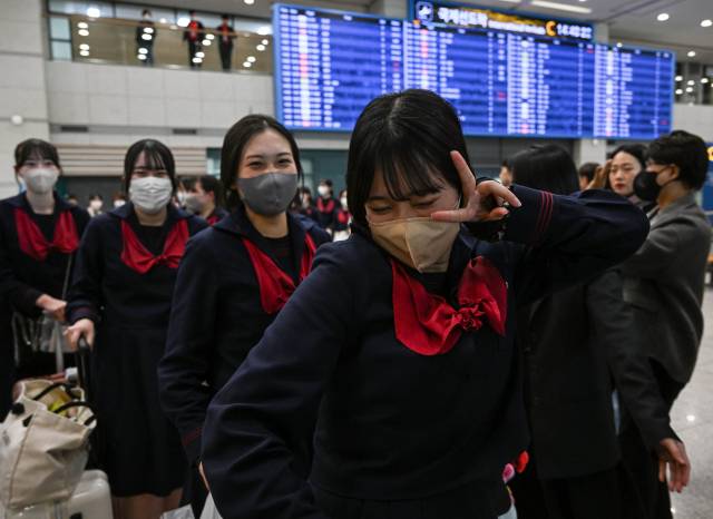 한국으로 수학여행을 온 일본 구마모토현 루테루학원 고등학교 학생들이 21일 인천국제공항 제1터미널로 입국하고 있다. 일본 청소년의 한국 수학여행은 코로나19 상황으로 2020년 이후 전면 중단된 뒤 3년 만이다. 학생들은 21일부터 25일까지 4박 5일 일정으로 전주와 서울 일대를 여행한다. 영종도=권욱 기자 2023.03.21