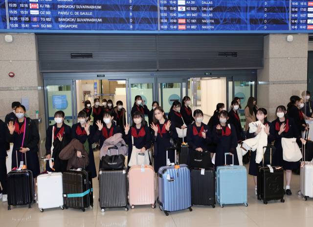 한국으로 수학여행을 온 일본 구마모토현 루테루학원 고등학교 학생들이 21일 인천국제공항 제1터미널로 입국하고 있다. 일본 청소년의 한국 수학여행은 코로나19 상황으로 2020년 이후 전면 중단된 뒤 3년 만이다. 학생들은 21일부터 25일까지 4박 5일 일정으로 전주와 서울 일대를 여행한다. 영종도=권욱 기자 2023.03.21