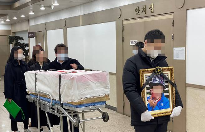2월11일 인천 한 장례식장에서 학대로 숨진 초등학교 5학년생 A(12)군의 발인이 진행되고 있다. 공룡 인형을 두 손에 든 아이는 영정 액자 속에서 해맑게 웃고 있었다. ⓒ 연합뉴스