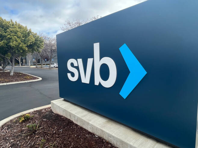 지난 11일(현지 시각) 미국 캘리포니아주 샌타클래라에 위치한 실리콘밸리은행(SVB) 본사에 있는 로고 ⓒ연합뉴스