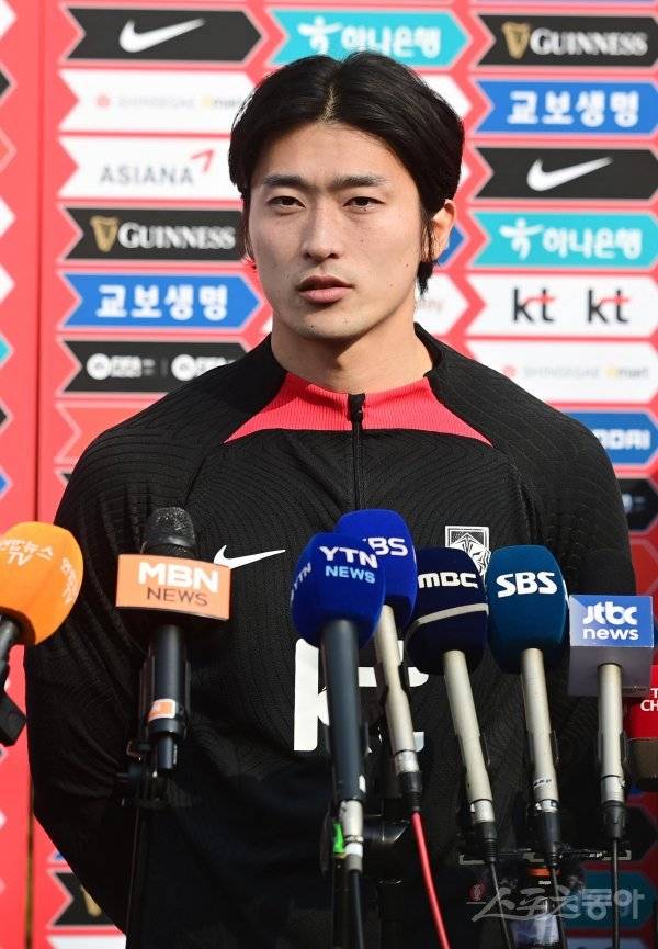 한국축구대표팀이 20일 경기도 파주 축구대표팀트레이닝센터(NFC)에서 콜롬비아와 우루과이의 친선경기에 앞서 소집훈련을 진행했다. 훈련 전 한국 조규성이 인터뷰를 하고 있다. 파주 | 주현희 기자 teth1147@donga.com