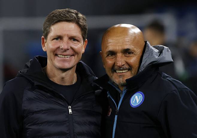 ▲ 루치아노 스팔레티 감독과 함께 사진찍은 올리버 글라스너 프랑크푸르트 감독(왼쪽). ⓒ연합뉴스/로이터