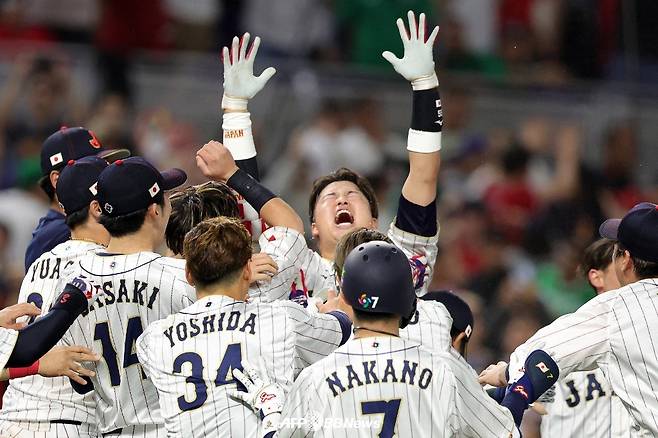 일본 대표팀 선수들이 멕시코와 4강전에서 9회말 극적 끝내기 승리를 거둔 뒤 기뻐하고 있다. /AFPBBNews=뉴스1