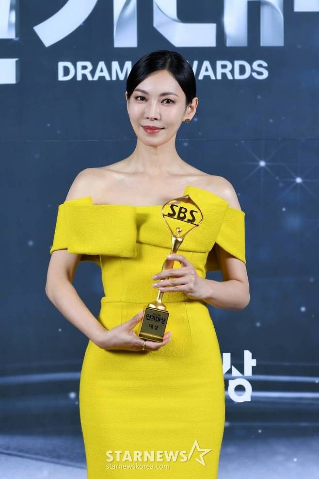 As a result of the sole coverage on the 21st, Kim So-yeon was confirmed to have a special appearance on SBS Taxi Driver final session.Kim So-yeons character in Taxi Driver 2 is said to be an important role in leading the flow of the drama.Previously, Taxi Driver gathered topics with news of Namgoong Mins special appearance.In Taxi Driver episode 9, which is broadcasted on the 24th, Namgoong Min makes a special appearance in the role of Chun Ji Hoon in A thousand won lawyer.Lee Je-hoon has appeared as a cameo in the Stove UEFA Champions League and One Thousand Lawyers, which Namgoong Min has appeared in the past, and Namgoong Min has also decided to make a special appearance for Taxi Driver 2 in return for Lee Je-hoon.In the meantime, Kim So-yeon appeared as a cameo, and the Taxi Driver Pumasi of SBS Grand Prize winners was completed.Namgoong Min won the SBS Acting Grand Prize trophy in 2020 with Stove UEFA Champions League and Kim So-yeon with Penthouse 3 in 2021.Kim So-yeon will appear on tvN Kumiho  ⁇  1938 scheduled to air this year.