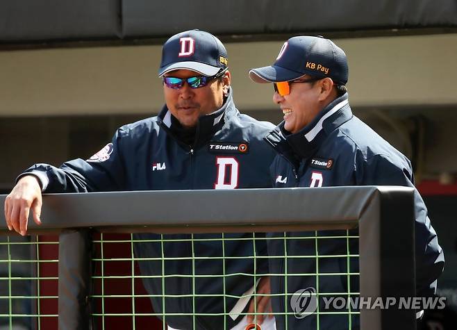 이승엽 감독과 김한수 코치 (광주=연합뉴스) 조남수 기자 = 19일 광주기아챔피언스필드에서 열린 프로야구 시범경기 두산 베어스와 KIA 타이거즈의 경기에서 두산 이승엽 감독과 김한수 코치가 이야기를 나누고 있다. 2023.3.19 iso64@yna.co.kr