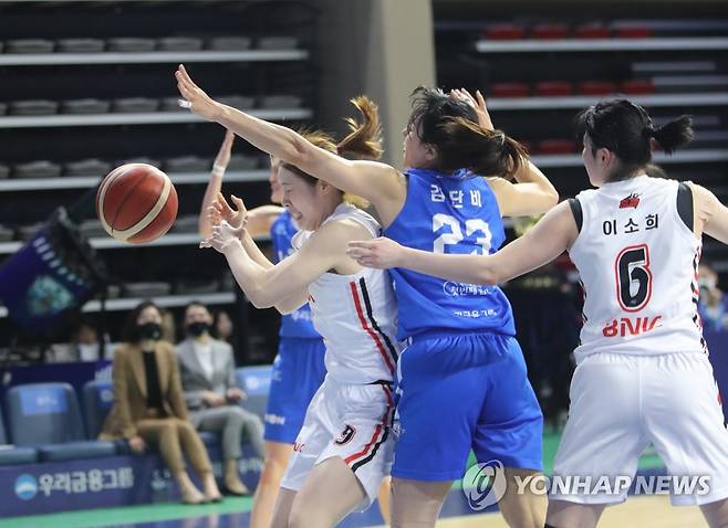 치열한 몸싸움 (아산=연합뉴스) 이주형 기자 = 21일 충남 아산 이순신체육관에서 열린 여자농구 챔피언 결정전 2차전 우리은행과 BNK의 경기. 선수들이 치열히 몸싸움을 벌이고 있다. 2023.3.21 coolee@yna.co.kr