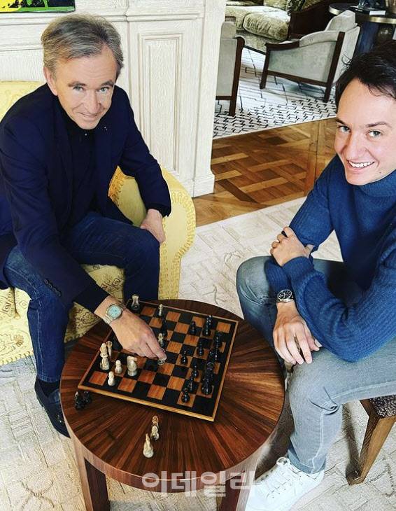 베르나르 아르노 루이비통모에헤네시(LVMH) 회장(왼쪽)과 셋째 아들 프레데릭 아르노 태그호이어 최고경영자(CEO). (사진=프레데릭 아르노 인스타그램)