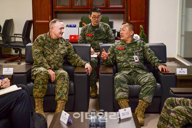 김계환(오른쪽)해병대사령관과 윌리엄 져니 미 태평양 해병부대 사령관이 22일 캠프무적 접견실에서 대담하고 있다. (사진=해병대)