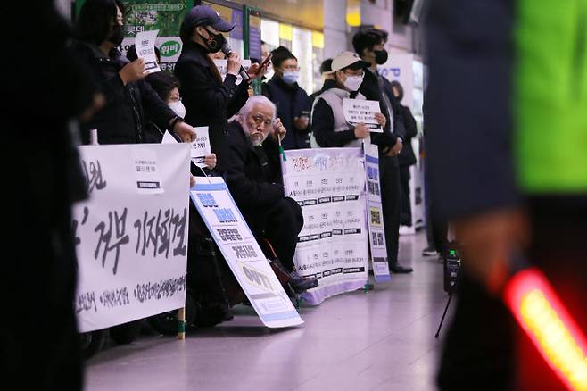 전국장애인차별철폐연대(전장연) 회원들이 지난 20일 오전 서울 중구 시청역 승강장에서 서울시 활동지원 표적조사 거부 기자회견을 열고 있다. (사진=뉴시스)