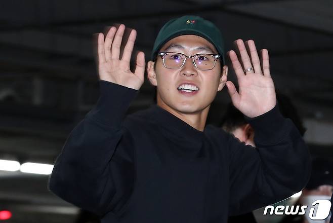 대한민국 축구 국가대표팀에 소집된 이강인이 21일 오후 인천국제공항을 통해 입국해 주차장에서 팬들과 1:1 포토타임을 마친 뒤 인사하고 있다. 이강인은 이날 공항을 찾은 100여 명의 팬들이 주차장까지 따라와 안전사고 우려에 직접 줄을 만들고 팬들과 1:1 포토타임을 가졌다. 2023.3.21/뉴스1 ⓒ News1 박정호 기자