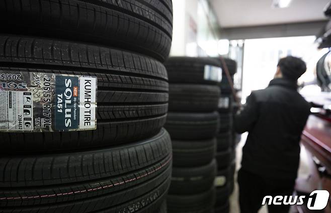8일 서울 시내의 한 타이어교체 전문점에 금호타이어 제품들이 놓여있다. 2023.2.8/뉴스1 ⓒ News1 이승배 기자