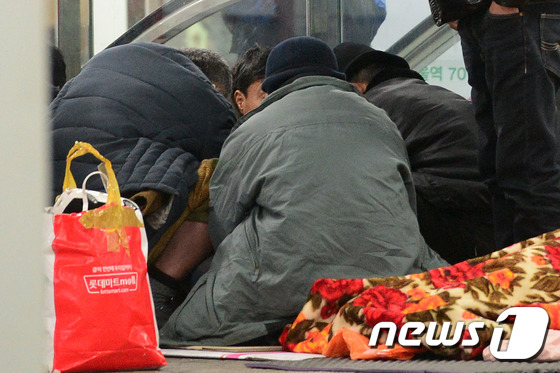 서울 중구 서울역 지하도 안에서 노숙자들이 추위를 피하고 있다. 2016.1.24/뉴스1 ⓒ News1