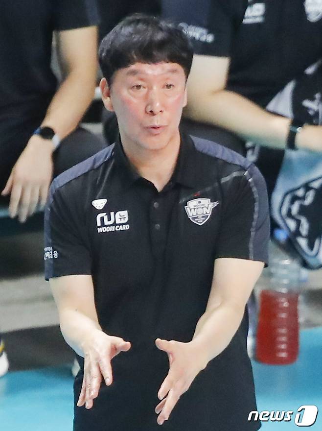 22일 서울 중구 장충체육관에서 열린 '도드람 2022-23 V-리그' 남자부 포스트시즌 준플레이오프 우리카드와 한국전력의 경기, 우리카드 신영철 감독이 작전을 지시하고 있다. 2023.3.22/뉴스1 ⓒ News1 김도우 기자