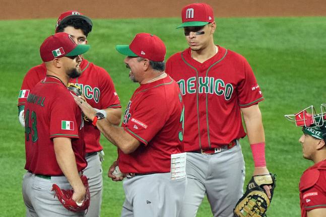 21일 일본과의 준결승에서 멕시코 벤지 길 감독이 5회 선발투수 패트릭 산도발을 교체하려 마운드에 올라오고 있다. AFP연합뉴스
