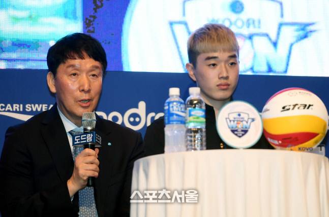 우리카드 신영철 감독이 20일 서울 상암 누리꿈스퀘어에서 열린 2022~2023 V-리그 포스트시즌 미디어데이에서 출사표를 밝히고 있다.  2023. 3. 20.최승섭기자 thunder@sportsseoul.com
