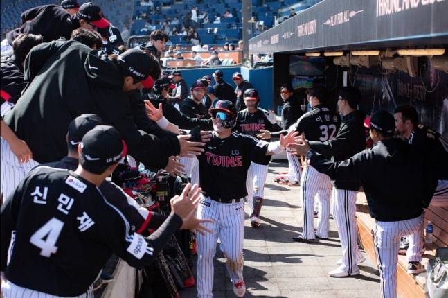 LG 박동원이 지난 14일 창원NC파크에서 열린 NC와 시범경기에서 득점을 올린 후 동료들과 하이파이브를 하고 있다. 사진제공 | LG 트윈스