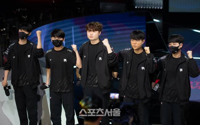 KT 롤스터 선수들이 22일 서울 종로구에 위치한 롤 파크에서 열린 LCK 스프링 플레이오프 1라운드 리브 샌드박스와 대결에서 승리한 후 파이팅 포즈를 취하고 있다. &nbsp;&nbsp;종로=김민규 기자 kmg@sportsseoul.com