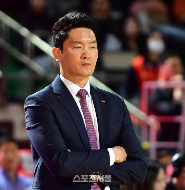 SK 전희철 감독이 22일 잠실학생체육관에서 열린 2022-2023 프로농구 서울SK와 고양캐롯의 경기에서 코트를 응시하고 있다. 2023.03.22.잠실 | 강영조기자 kanjo@sportsseoul.com