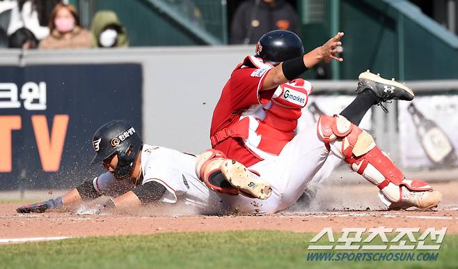 SSG 오원석이 1루를 향해 견제구를 던진 순간 3루 주자 한화 김태연이 홈스틸로 동점을 만들어냈다. 대전=박재만 기자 pjm@sportschosun.com